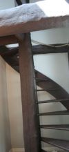 Escalier en bois pour rejoindre l'espace nuit dans la mezzanine du Repaire des Passions