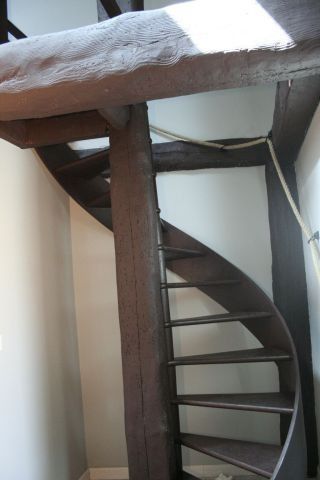 Escalier en bois pour rejoindre l'espace nuit dans la mezzanine du Repaire des Passions