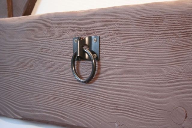 anneau d'attache dans la mezzanine du Repaire Des Passions