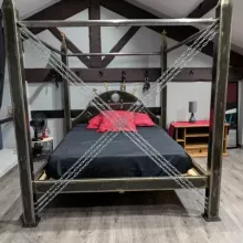 Lit double baldaquin en fer forg&eacute; grand confort et d&eacute;coration feutr&eacute;e pour nuit insolite en Dr&ocirc;me