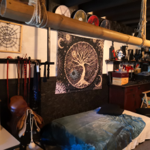 &Eacute;quipements de jeux BDSM : pilori et banc &agrave; fesser dans la Tani&egrave;re des D&eacute;bauches