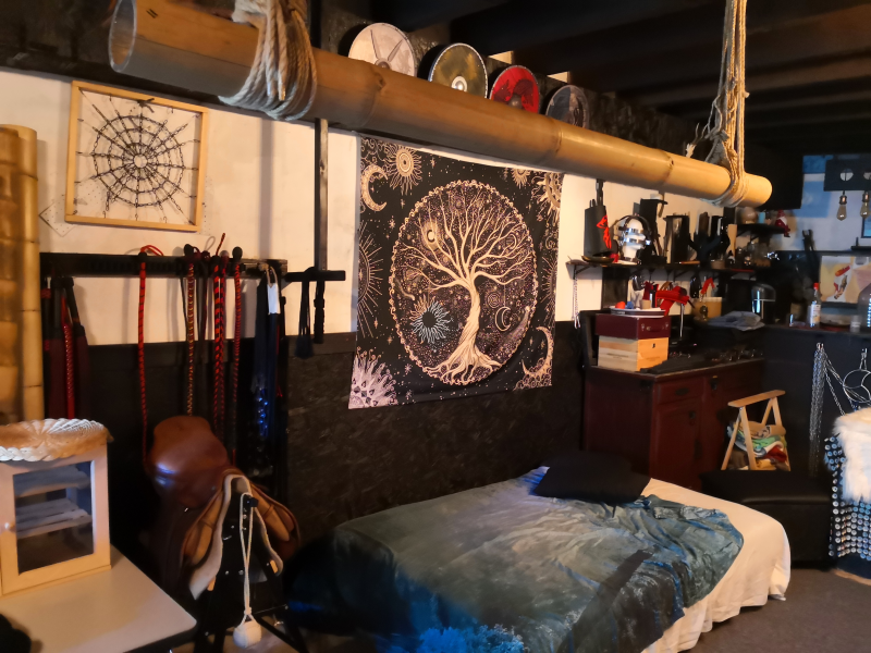 Équipements de jeux BDSM : pilori et banc à fesser dans la Tanière des Débauches