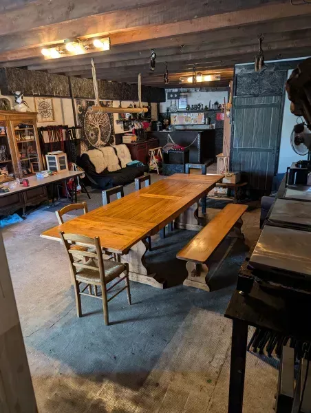 Table de ferme et bar convivial pour repas de groupe gîte thématique Drôme