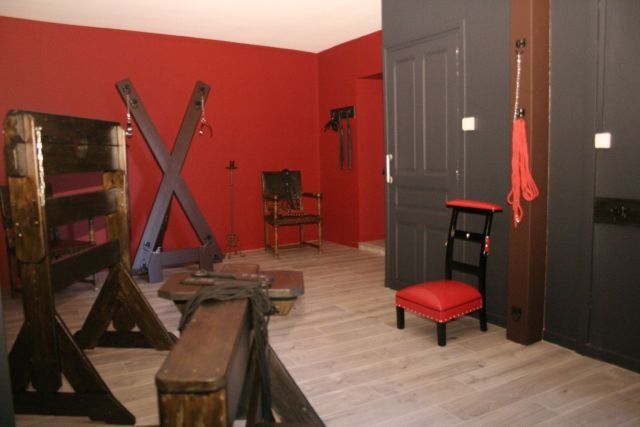 Donjon et équipements dans notre gîte BDSM à côté de Valence | Antre Des Vices, le Refuge Des Extases