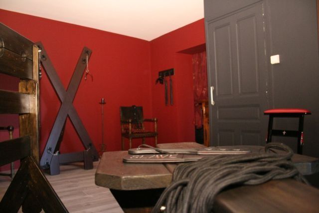 Donjon et équipements dans notre gîte BDSM à côté de Valence | Antre Des Vices, le Refuge Des Extases