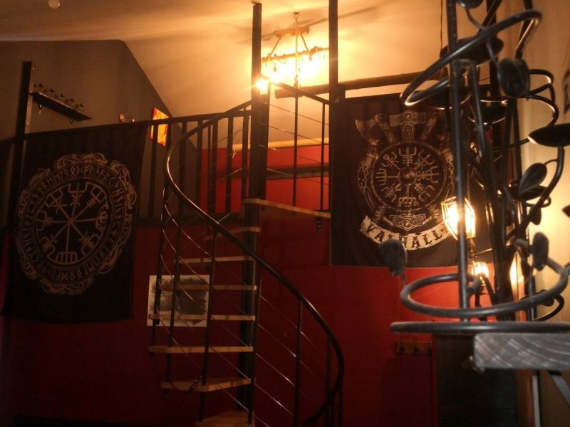 Ambiance feutrée et éclairage tamisé pour sessions BDSM