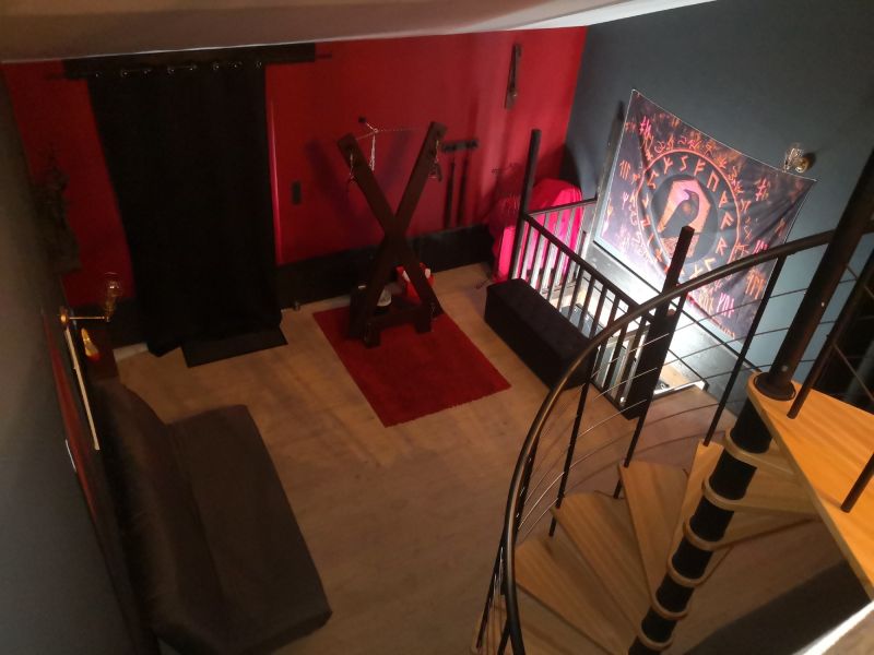 Double espace de jeu : salon pour jeux d'impact et mezzanine shibari