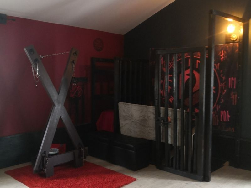 Croix de Saint-André en bois dans le Nid des Dépravations