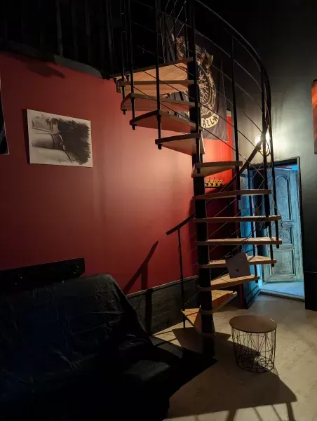 Ambiance feutrée et éclairage tamisé pour un repos après une scéance BDSM