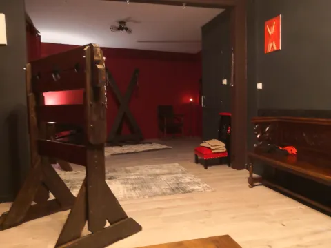 Donjon du Refuge Des Extases, un des deux gites BDSM de l'Antre Des Vices proche de Valence